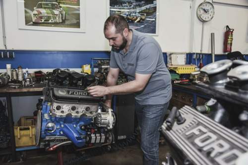 Abends und am Wochenende und verbringt Uhle seine Zeit meist an den Ford-Motoren