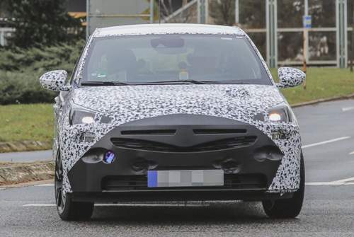 Opel Corsa F Erlkönig: Rückschlüsse aufs Frontdesign erlaubt die aufwändige Tarnung noch nicht wirklich