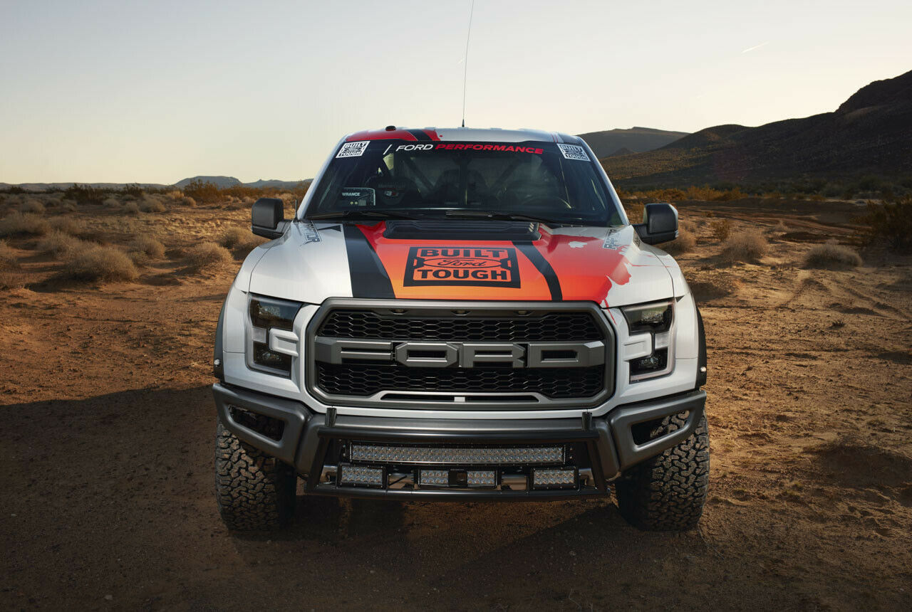 Vor allem das Fahrwerk wurde beim F-150 Raptor Race Truck angefasst