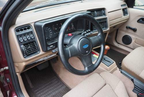 Für 195 PS Cosworth-Power sieht dieses Cockpit ziemlich unscheinbar aus