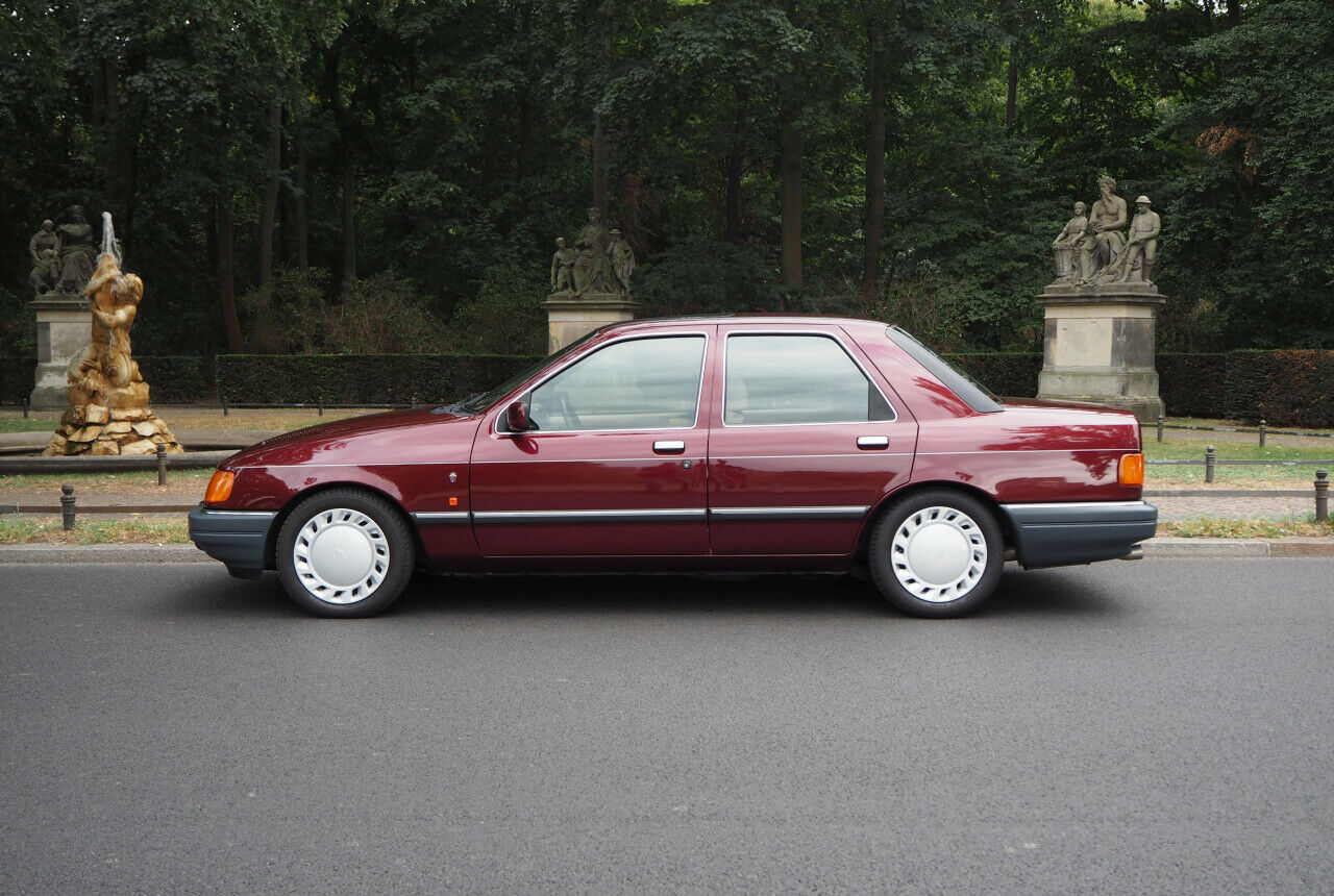 Ein Ford Sierra Kombi wäre Kucharczyk wohl zu cool gewesen. Er will seine Sierra-Limousine nur im Sommer nutzen. Im Alltag fährt er Roller und VW Golf