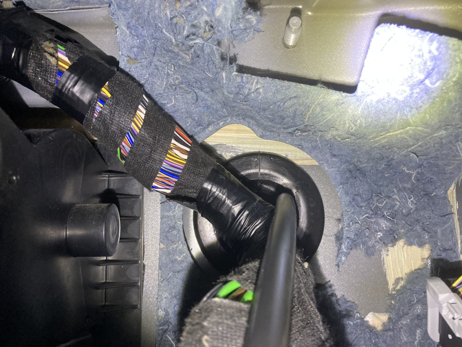 Ford Transit bzw. Tourneo Custom - 12V-Lade- bzw.Netzgerät und 230V-Anschluß fest einbauen