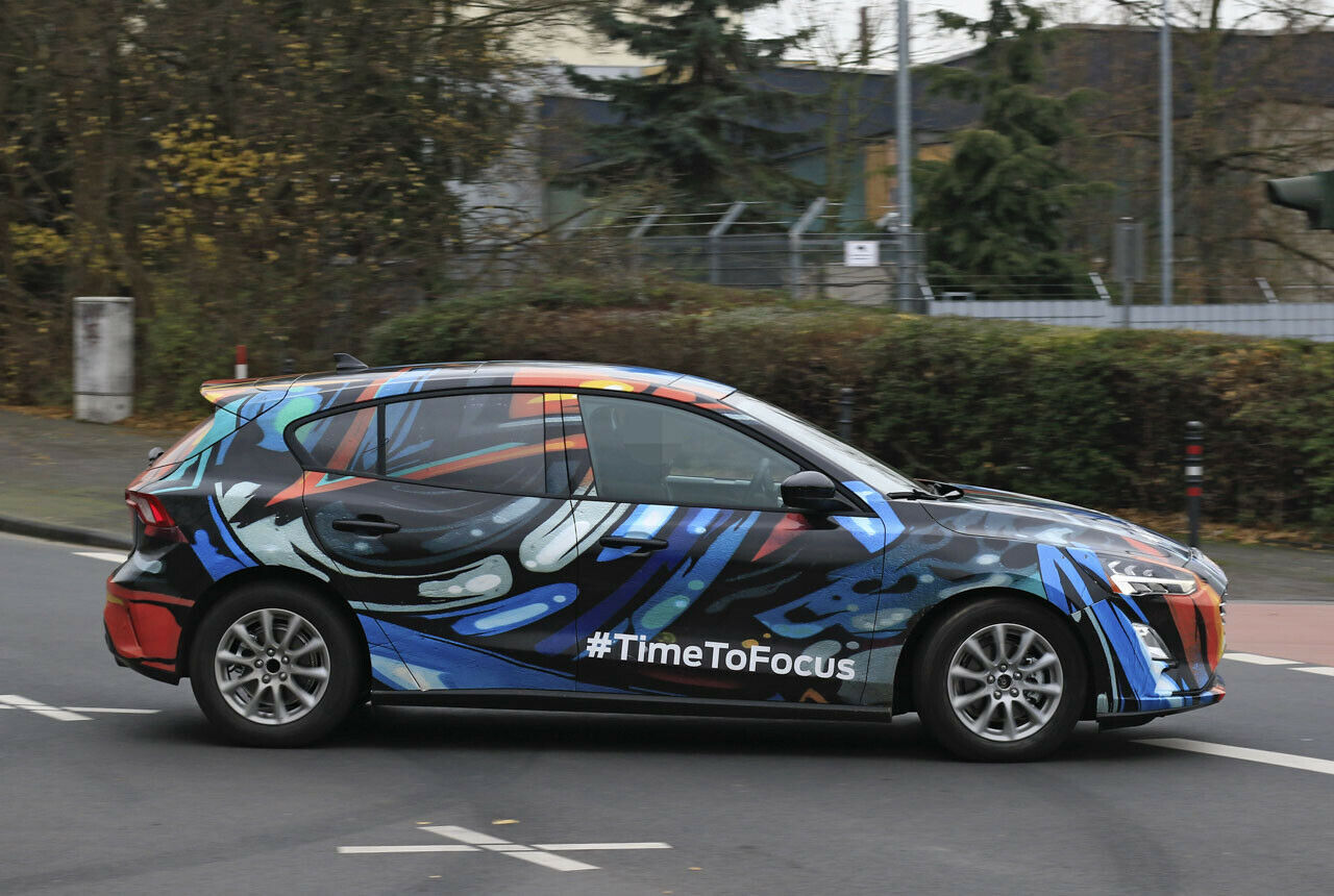Um die C-Säule herum erinnert der Ford Focus in der vierten Generation an den 1er von BMW