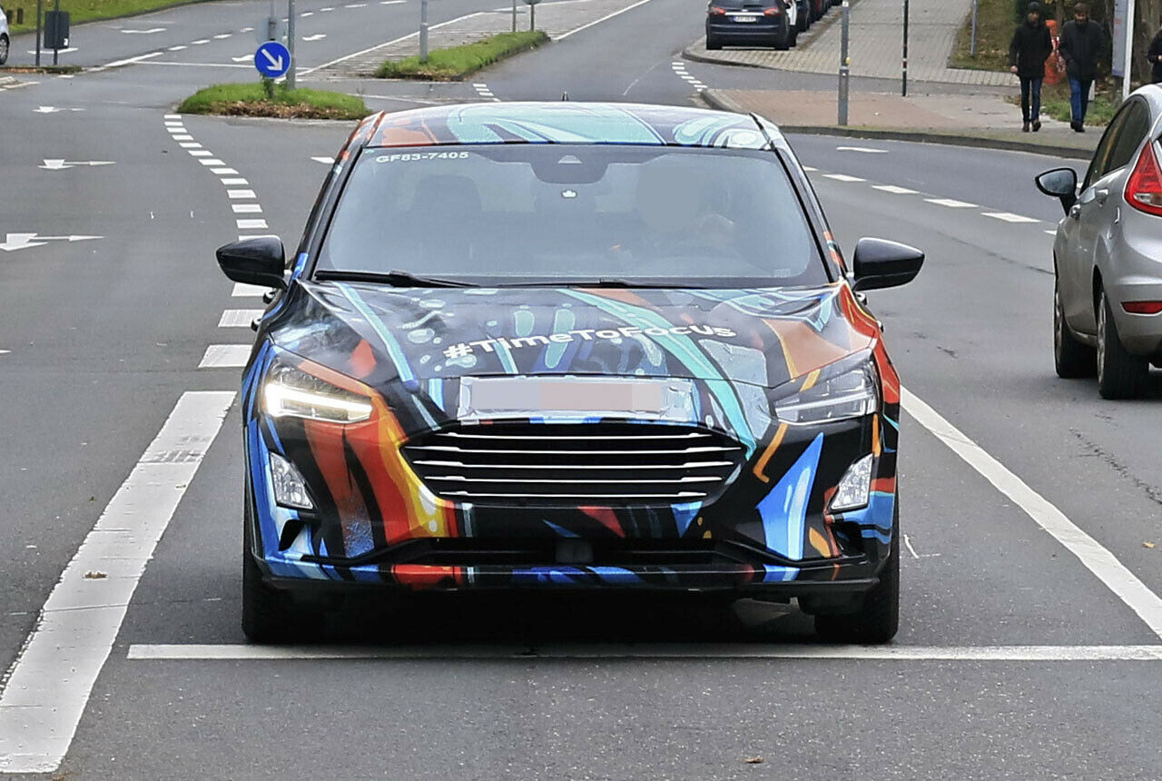 Den Kühlergrill behält Ford weitgehend bei, das Kennzeichen wird beim Serienmodell nach unten wandern