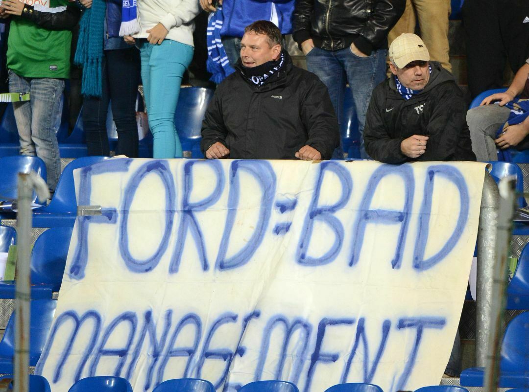 Belgische Fußballfans protestieren gegen das Ford-Management. Experten dagegen loben den harten Sparkurs.