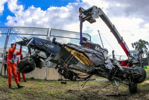Überreste eines Formel-1-Boliden: Beim Saisonauftakt in Australien kam es zu einem spektakulären Unfall zwischen Alonso und Esteban Gutierrez