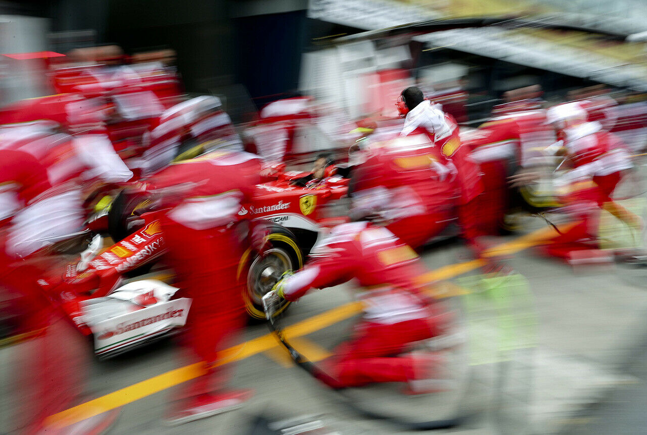 Erst die Elektronik, dann ein Getriebewechsel samt Strafversetzung um fünf Ränge - das Grand-Prix-Wochenende ging für Sebastian Vettel schlecht los