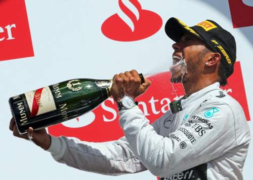 Er kann wieder feiern: Lewis Hamilton gewann seinen Heim-Grand Prix und liegt nur noch vier Punkte hinter seinem Teamkollegen Nico Rosberg