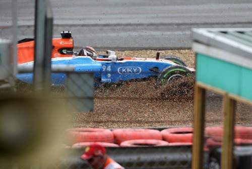 Pascal Wehrlein rasselt ins Kiesbett