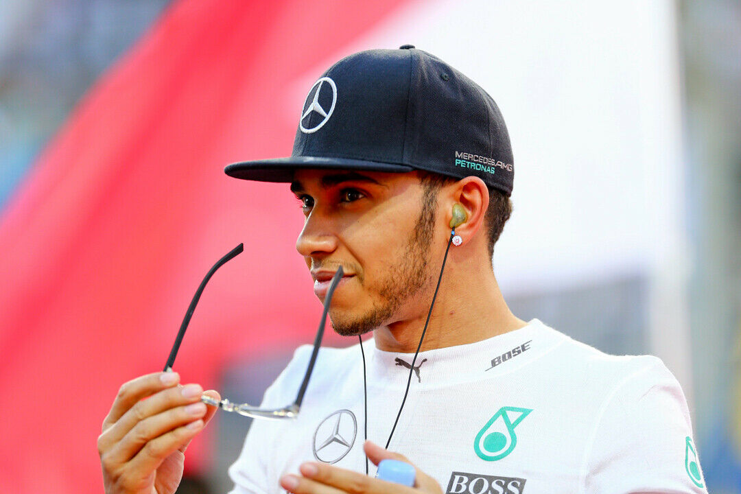 Der Formel-1-Weltmeister Lewis Hamilton bleibt vorerst bei Mercedes unter Vertrag