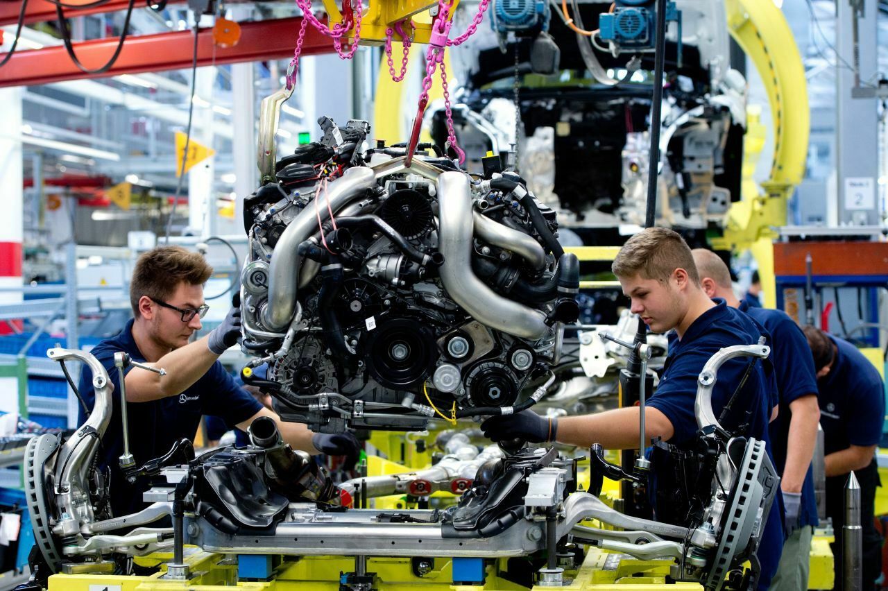 Montage eines Verbrennungsmotors im Daimler-Werk Sindelfingen (Archivbild)