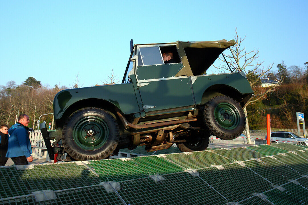 Das macht im Auto noch mehr Spaß: Der Landy kippt nicht, es fühlt sich aber so an.