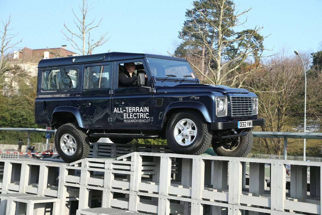 Mit höchster Konzentration und einem Auge auf dem Lenkrad: Der Electric Defender auf dem Parcours.