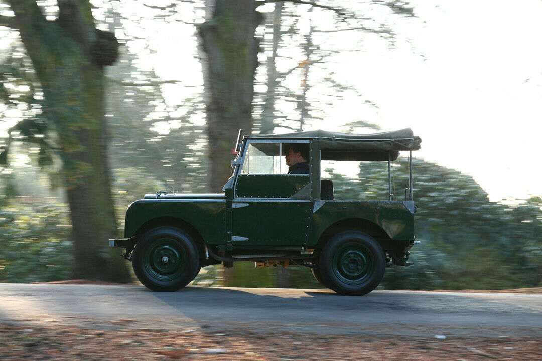 Zaghafte Fahrversuche auf der Straße: MOTOR-TALK-Redakteur Constantin Bergander steuert den Land Rover Series 1.