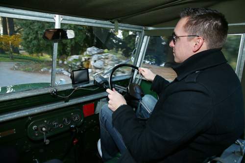 Hinter dem Steuer des Land Rover Series 1: Stahlstrebe in Kniehöhe, keine Sicherheitsgurte.