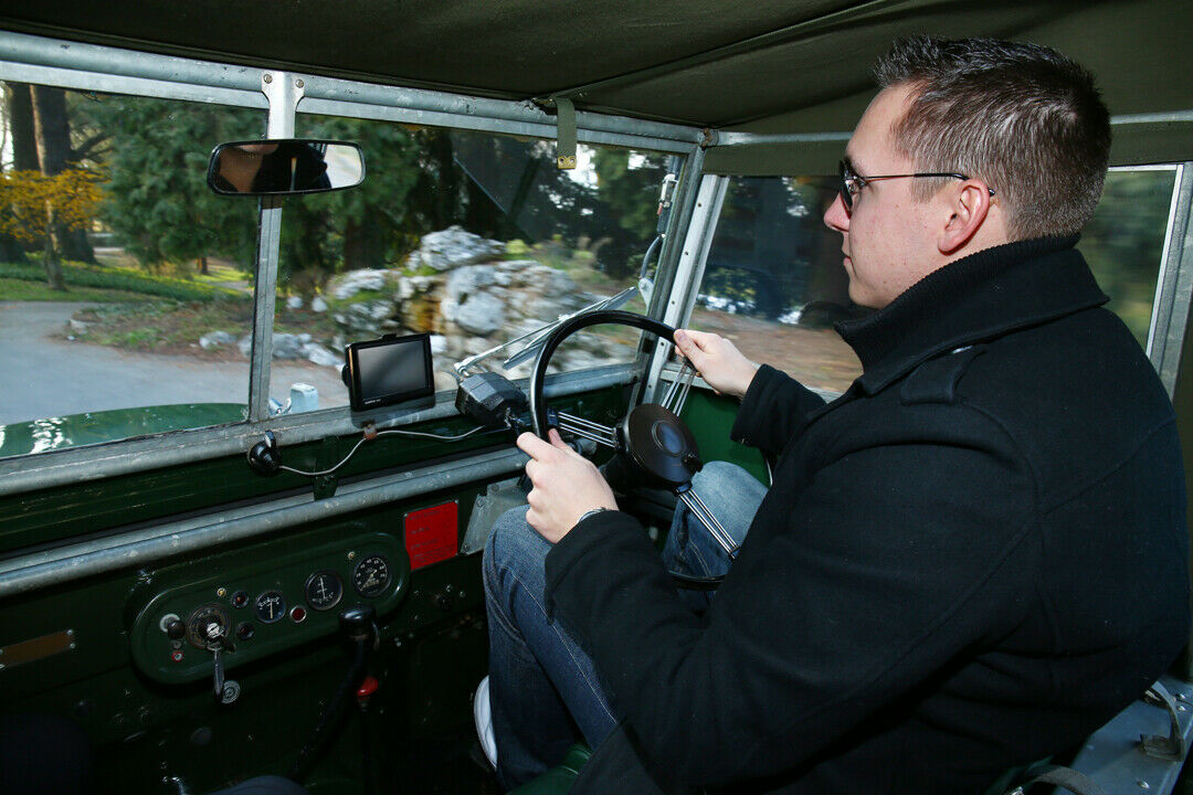 Hinter dem Steuer des Land Rover Series 1: Stahlstrebe in Kniehöhe, keine Sicherheitsgurte.