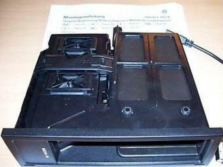 Foto von Medi-In-Buchse unter der Armlehne im Touran
