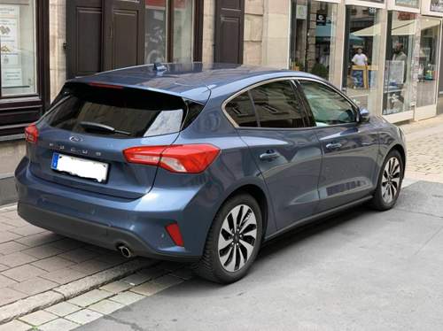 Ford Focus Mk4 Titanium Chroma-Blau