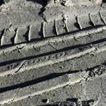 Spuren im Sand (Bild für lesbaren Text gespiegelt)