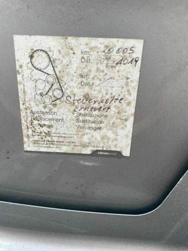 Aufkleber im Motorraum