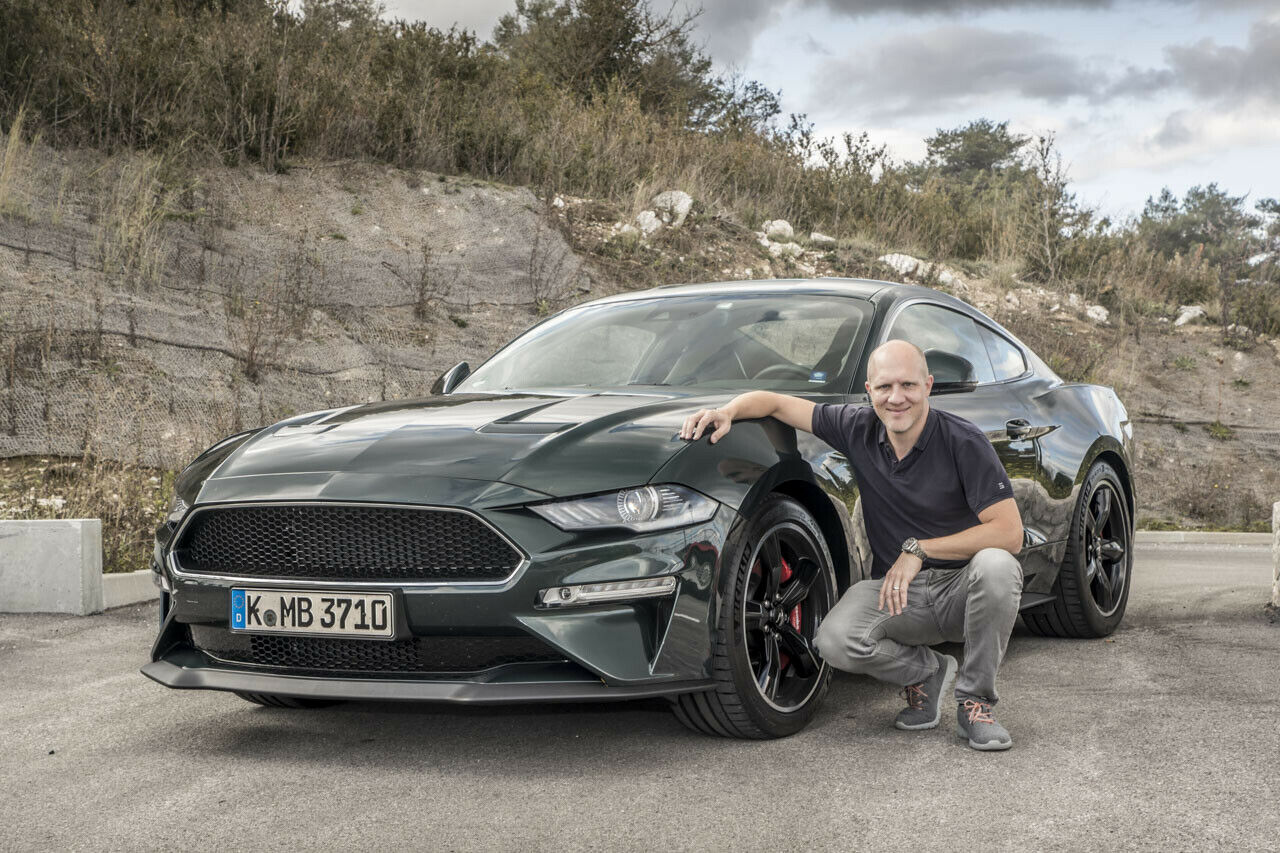 Unser Autor Fabian Hoberg mit dem Bullitt-Mustang