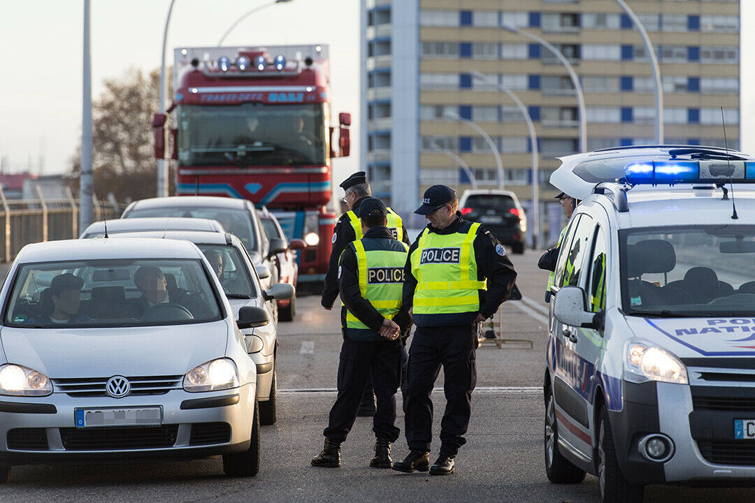 Beamte der Police Nationale kontrollieren in Straßburg (Frankreich) an der Europabrücke Fahrzeuge