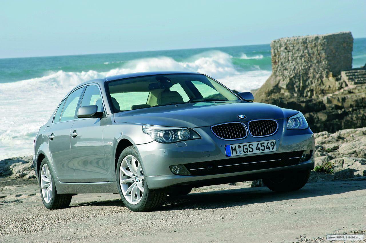 Frau verteidigt ihren 5er BMW vor Hooligans