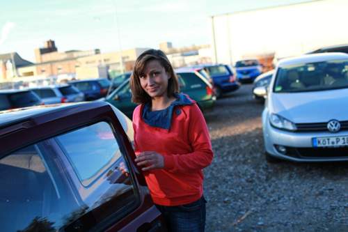 Nach der Arbeit - korallenfarbener Pullover, statt grauer Latzhose
