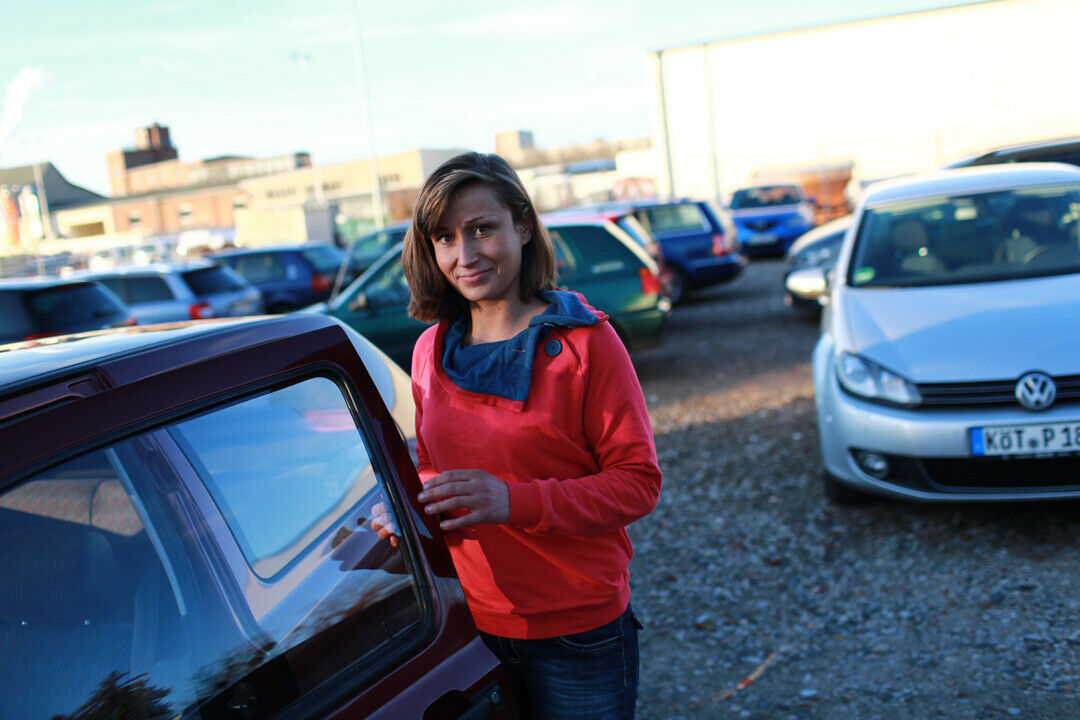 Nach der Arbeit - korallenfarbener Pullover, statt grauer Latzhose
