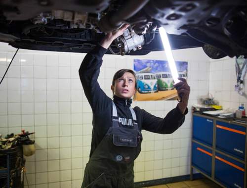 Mit fachmännischem Blick schaut Franziska in den Motorraum