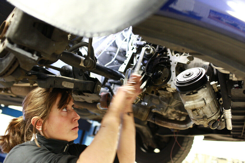 Eine Power-Frau bei der Arbeit - Franziska unter einem blauen Polo