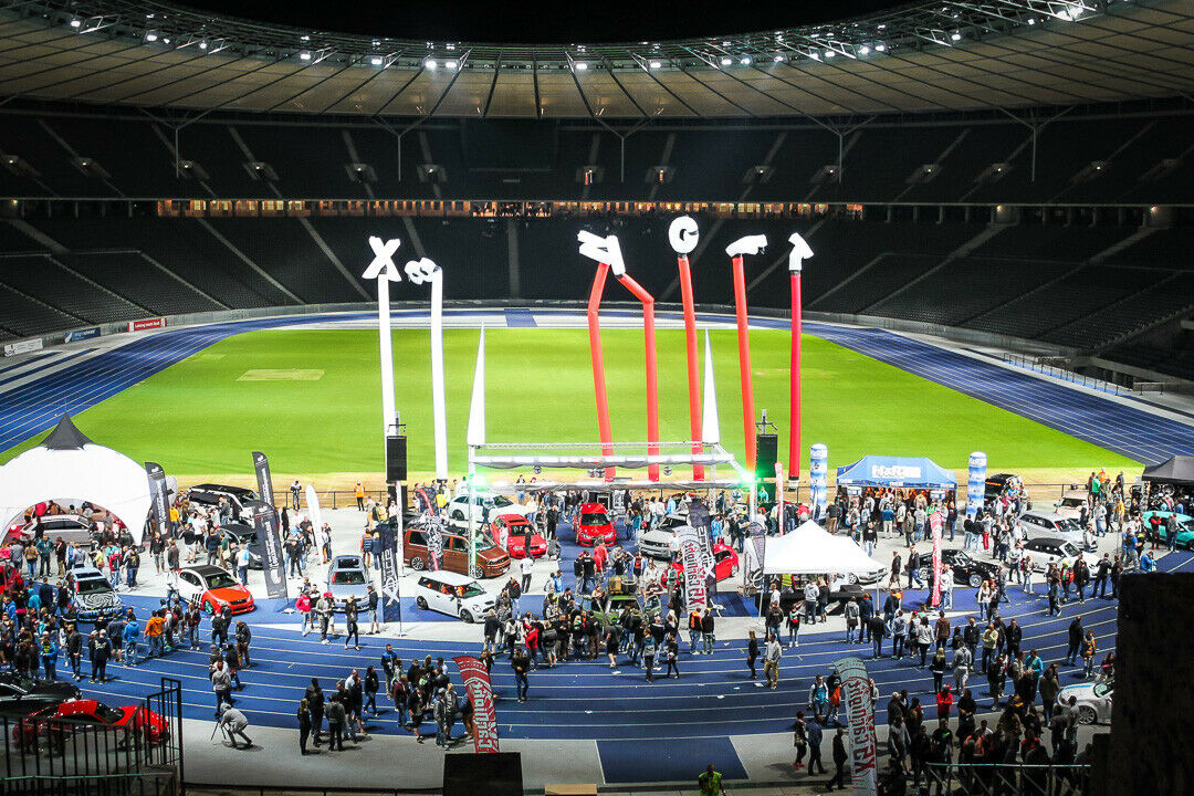 Autos statt Fußball: Im Olympiastadion ging es und Blech und Chrom
