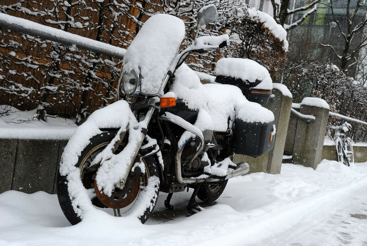 Wer seine Maschine über den Winter stehen lässt, sollte die Batterie an ein Ladegerät anschließen, empfiehlt die GTÜ