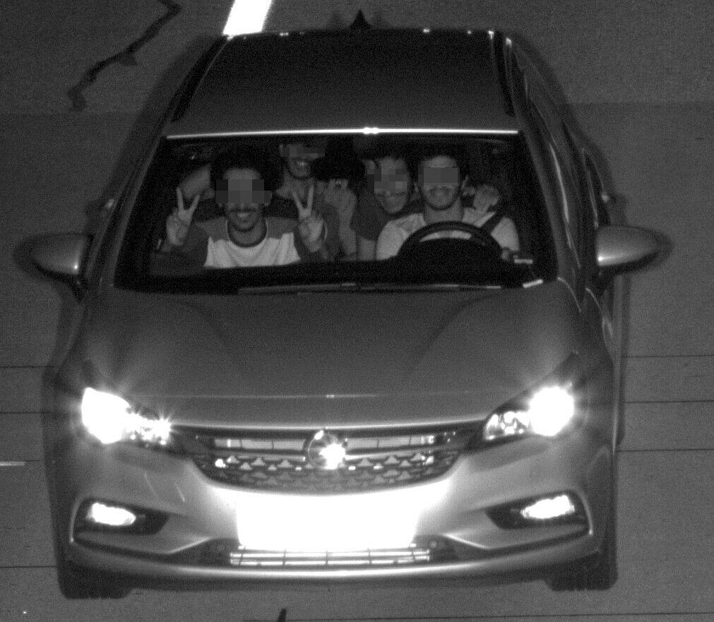 Siegessicher geblitzt: Vier Männer werden am Abend des 01.08.2016 am Irschenberg (Bayern) in ihrem Mietwagen von einer Radarfalle mit 193 statt der erlaubten 100 km/h geblitzt