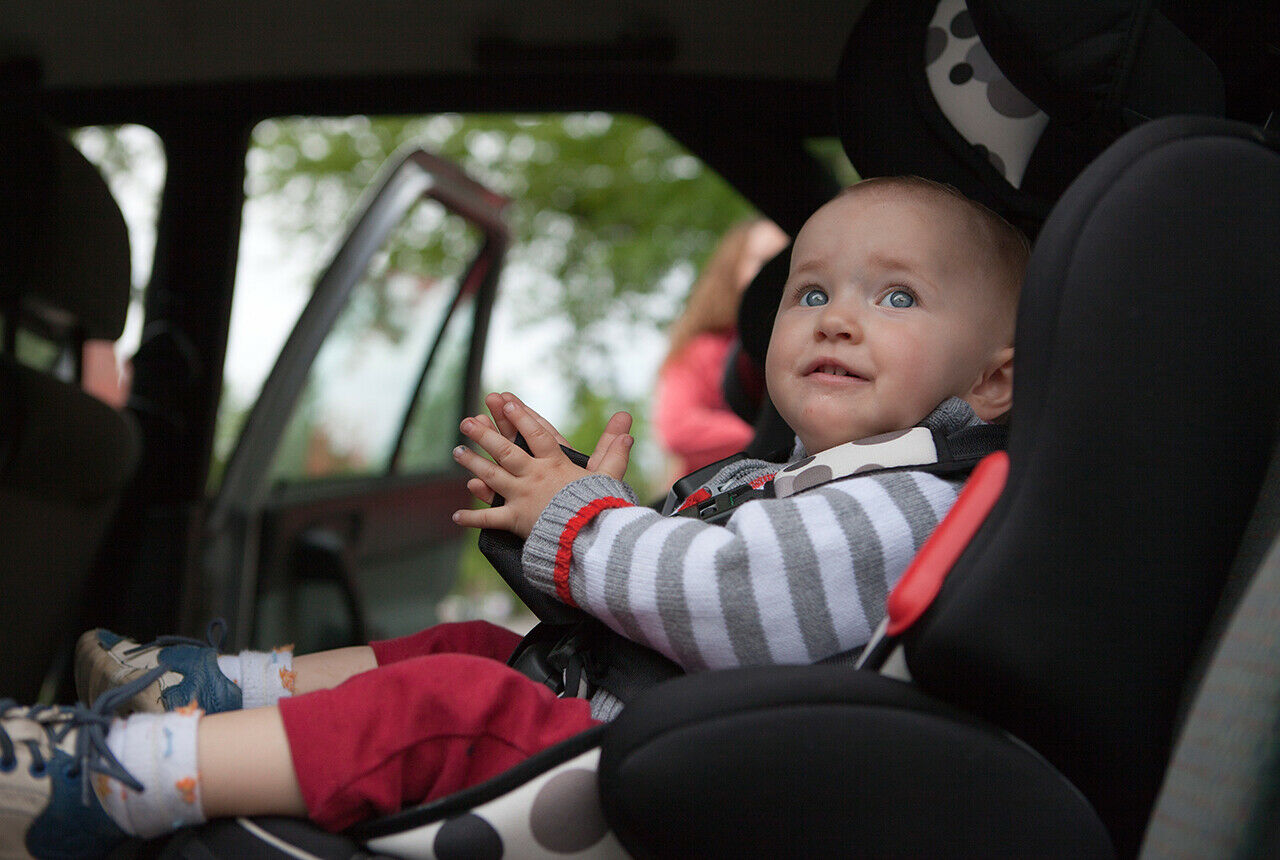 In einem unbeobachteten Moment löste im thüringischen Lehesten eine Zweijährige die Parkbremse des Autos ihres Vaters und verursachte einen Sachschaden von etwa 30.000 Euro