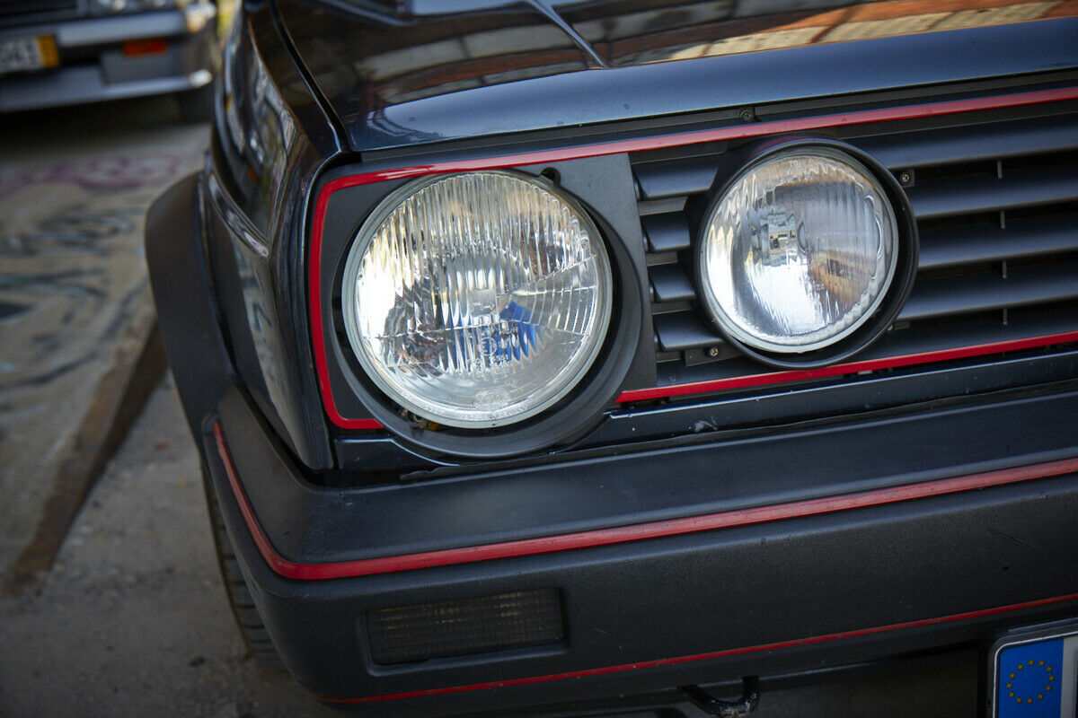 Roter GTI-Streifen: Um den Grill serienmäßig, an der Stoßstange nur oben vorgesehen. Diese stammt vom US-Modell