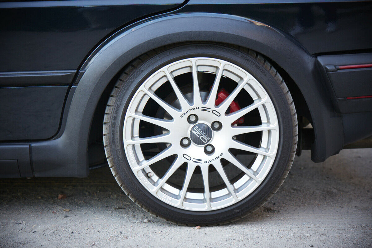 Im Golf GTI gibt es ab Werk Scheibenbremsen, normalerweise mit 15-Zoll-BBS-Felgen davor