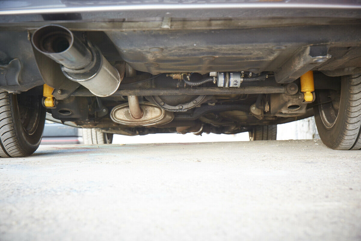 Gelbe Koni-Dämpfer für das Fahrgefühl, ein (undichtes) Differenzial für den Spaß