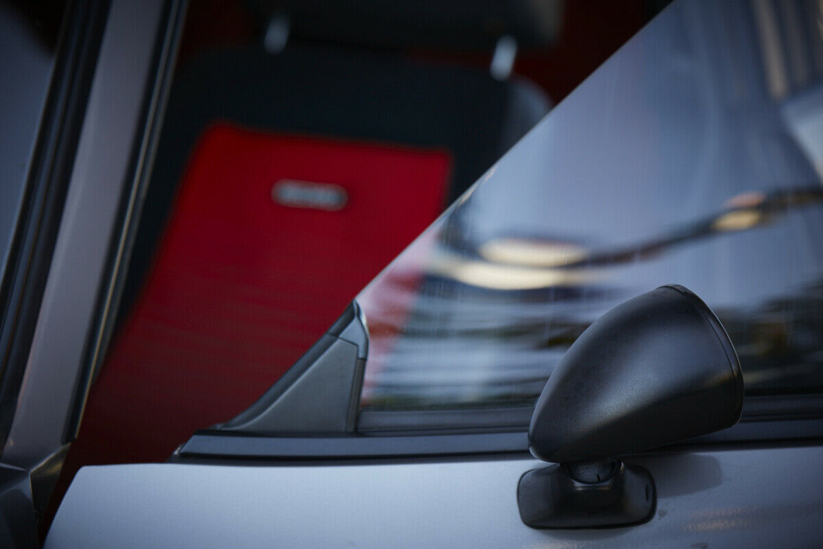 Cooles Coupé: Sportspiegel und rahmenlose Scheiben