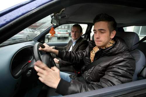 Bisher dürfen Minderjährige ab 17 und nur in Begleitung Auto fahren. Verkehrsexperten schlagen vor, das Alter auf 16 zu senken