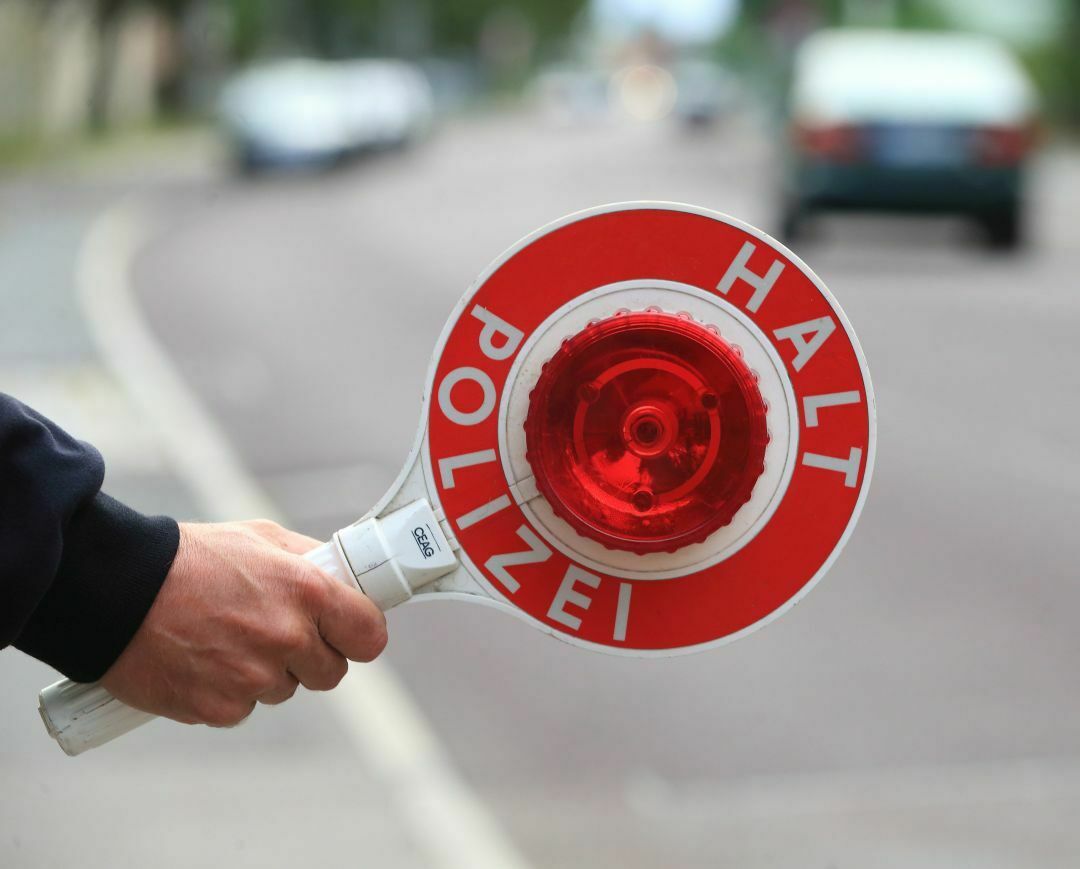 Obwohl ein Mann belehrt wurde, sich ab sofort nicht mehr ans Steuer eines Autos zu setzten, fuhr er kurz darauf mit einem Wagen davon