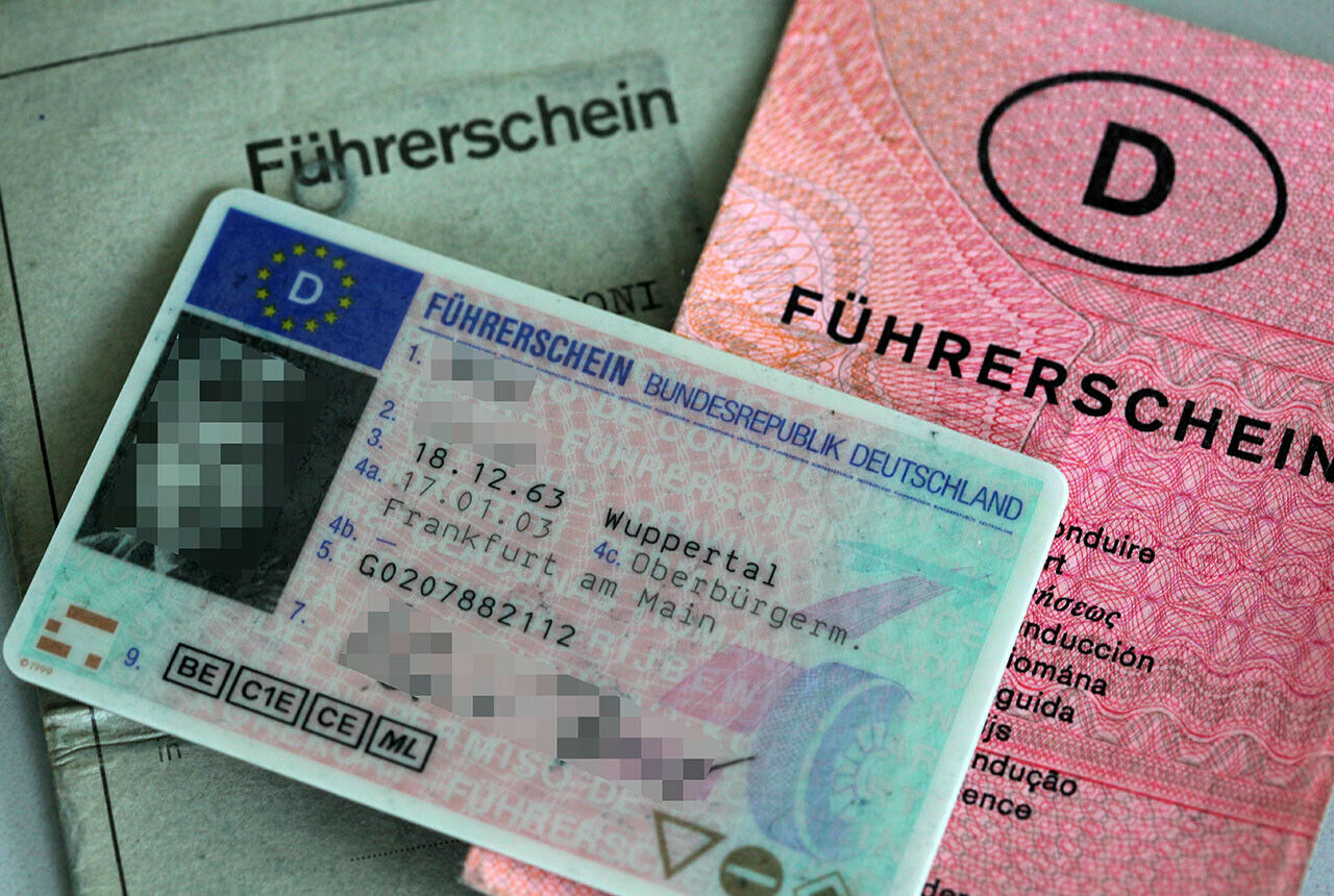 Egal wie alt der "Lappen" ist, seinen  Diebstahl sollte man im Ausland direkt der Polizei melden. Den neuen Führerschein gibt es daheim