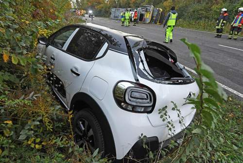 Alle neun geladenen Citroen C3 wurden schwer beschädigt, der Schaden wird auf 270.000 Euro geschätzt