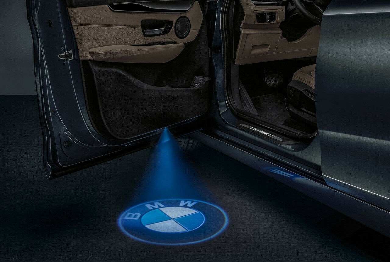 Witzig: Ausstiegsbeleuchtung mit BMW-Logo
