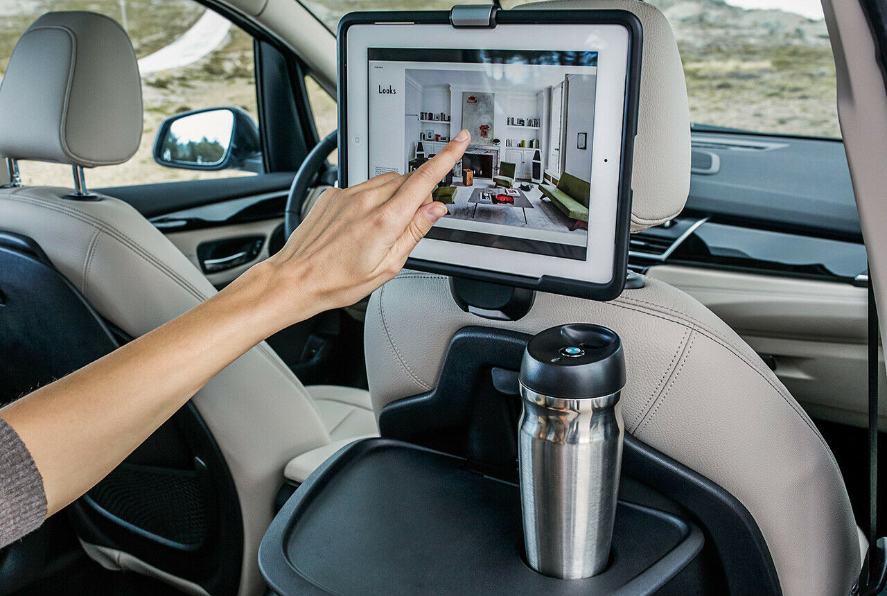 Tablet-PCs im Fond, für die Kinder mit "Sind wir bald da?"-Anzeige