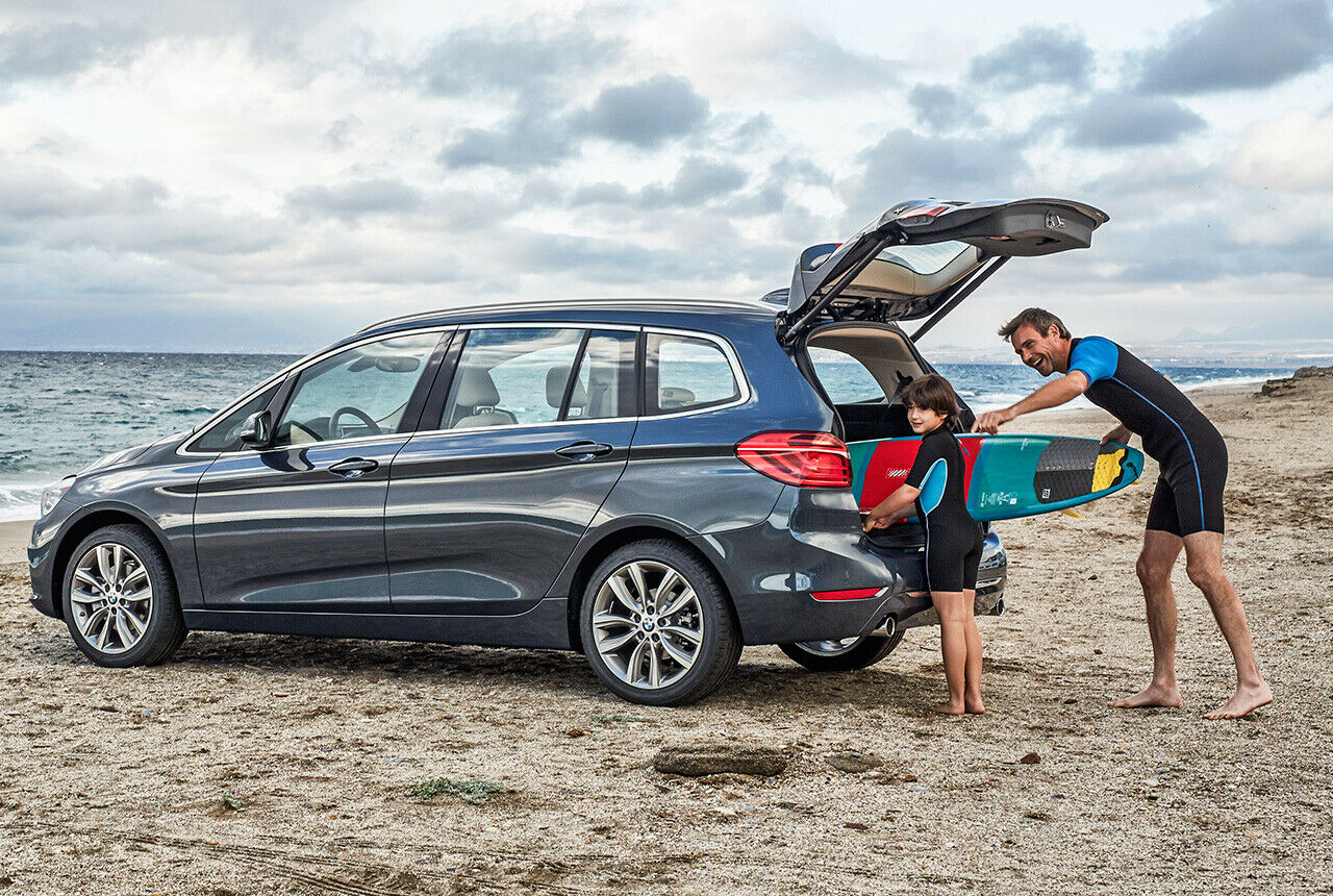 BMW 2er Gran Tourer: BMW sieht die eigenen Autos am liebsten sportlich. Deshalb gibt es Fotos mit Sportgerät