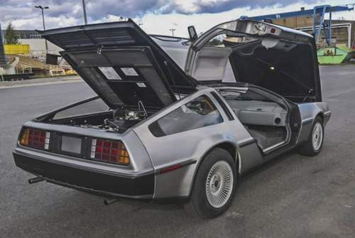 Wir suchten überall. Auf den Bildern, in der Beschreibung. Es scheint, als käme dieser auf mobile.de angebotene DeLorean tatsächlich ohne Fluxkompensator