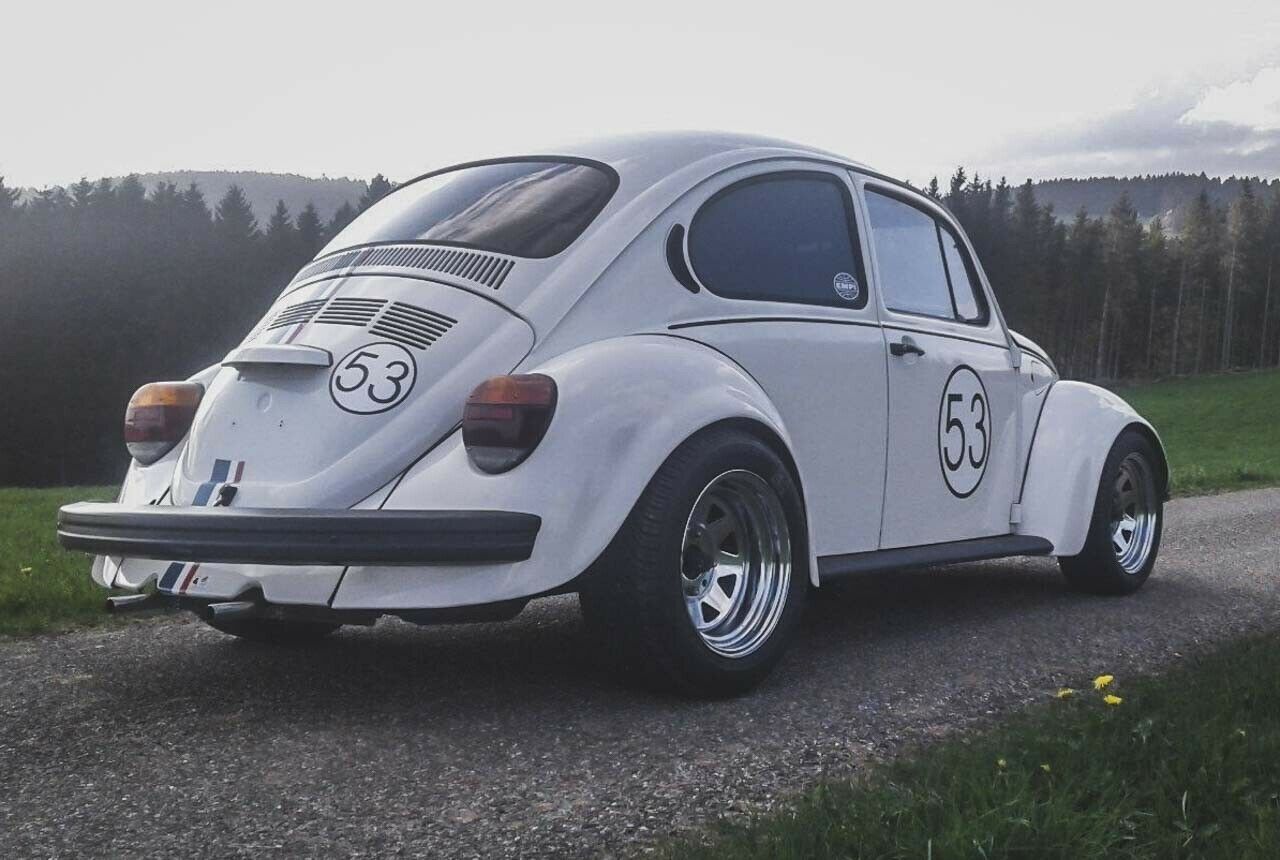 Dieser "Herbie-Käfer" steht auf mobile.de für 12.500 Euro zum Verkauf. Es handelt sich um eine verbreiterte Version eines Modells von 1981