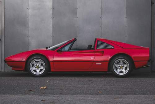 Nur echt mit Hawaii-Hemd: Einen solchen Ferrari 308 GTS fuhr Privatdetektiv Magnum in der gleichnamigen Fernsehserie
