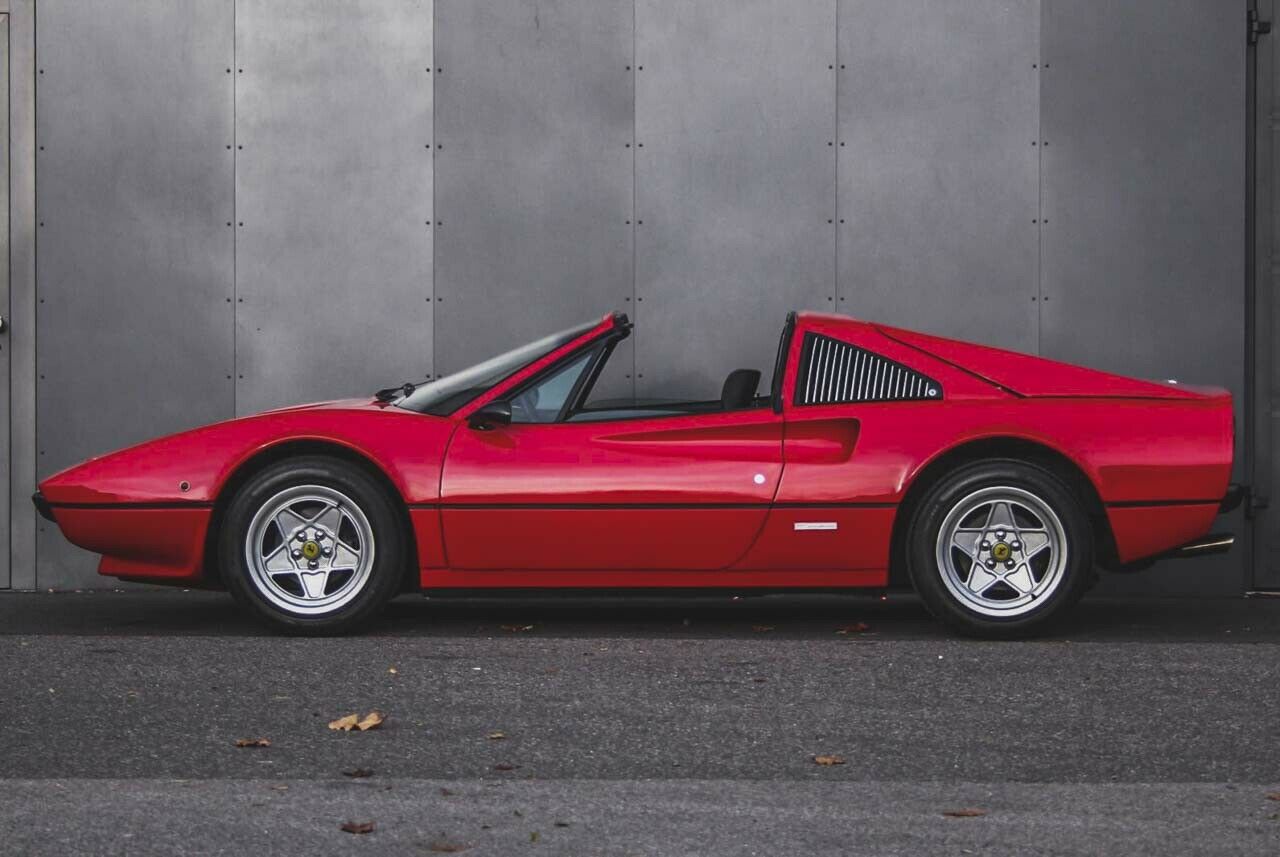 Nur echt mit Hawaii-Hemd: Einen solchen Ferrari 308 GTS fuhr Privatdetektiv Magnum in der gleichnamigen Fernsehserie